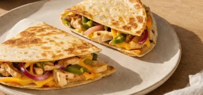 Роти — хрустящая лепёшка с начинкой: сытной, сырной, пряной или сладкой. Удобно взять с собой, съесть на месте или добавить к заказу.

Разрезаем пополам — можно поделиться или оставить себе. Подходит как перекус или дополнение к доставке.