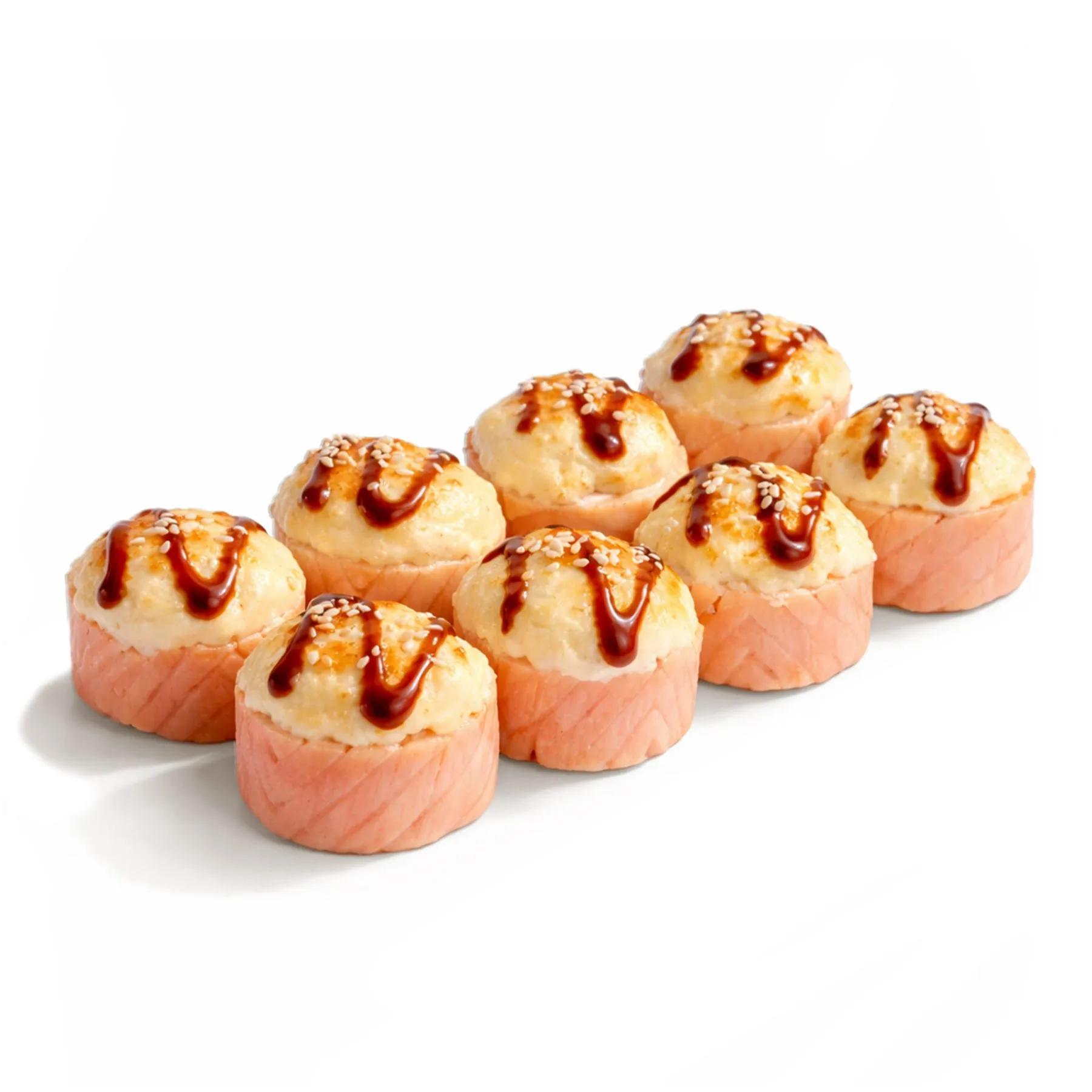 Запечённый ролл Филадельфия - Классический ролл Филадельфия, полностью обернутый лентой свежего филе лосося, запечённый под шапочкой из моцареллы и майонеза. Украшается соусом унаги и семечками обжаренного кунжута