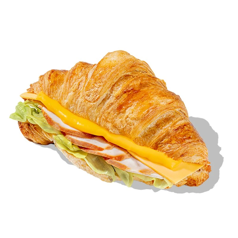 Круассан с цыпленком - Воздушный круассан с цыпленком, сыром чеддер и салатом айсберг