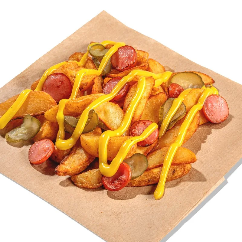 Ланчбокс по-деревенски - Ароматные картофельные дольки с сочными сосисками, маринованными огурчиками и пикантным горчичным соусом